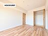 子供部屋：クローゼット付きで収納もしっかり確保された洋室。お部屋を広くすっきり使えるのが嬉しいポイントです。