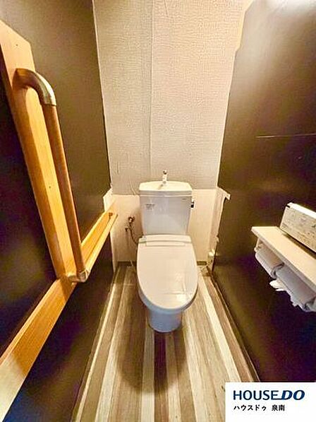 温水洗浄便座付きのトイレです。汚れてもサッとひと拭きでお手入れ簡単。節水仕様でしっかり洗浄できます。環境にやさしく、しかも経済的です。