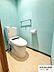トイレ：温水洗浄便座付きのトイレです。汚れてもサッとひと拭きでお手入れ簡単。