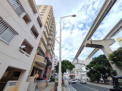 外観：【現地外観】安里駅のすぐそばです。徒歩約1分