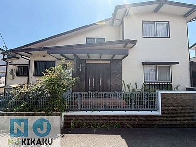 外観:内覧は随時受付中です!5DK+納戸付きの2階建て中古戸建です。車庫やお庭も付いています! 外観:内覧は随時受付中です!5DK+納戸付きの2階建て中古戸建です。車庫やお庭も付いています!