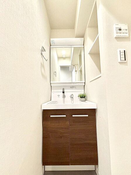 清潔感ある洗面化粧室で朝の身支度も快適