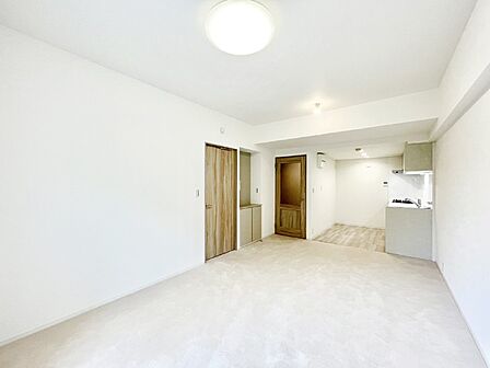 内装「無料オンライン相談」受付中！自然光が取り込まれ、家族団らんの場所を明るく演出