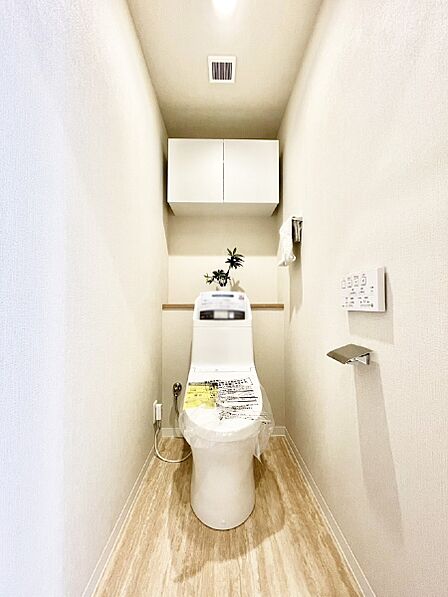 内装「無料オンライン相談」受付中！明るく清潔感のあるトイレです。  