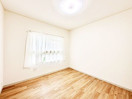 内装「無料オンライン相談」受付中!窓からのやさしい光が心地よいプライベートルーム