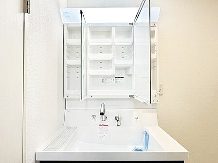 設備「無料オンライン相談」受付中！三面鏡の裏に、化粧品や衛生用品などを収納可能。