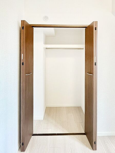 洋室クローゼット。奥行きがあるので厚手の衣類もすっきり収納できます。