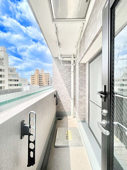 お部屋に開放感と採光をプラスしてくれるバルコニー