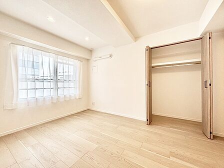 内装「無料オンライン相談」受付中!やさしい光がさしこむ居室はしっかり収納付き
