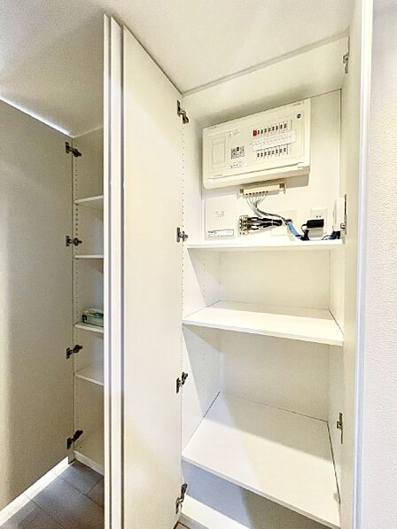 設備「無料オンライン相談」受付中!廊下収納。掃除道具や季節の小物を収納することができます。