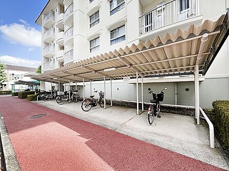 駐輪場は屋根付きで安心
