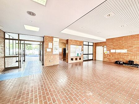 外観 綺麗なエントランスは、居住者を優しく迎えいれてくれます