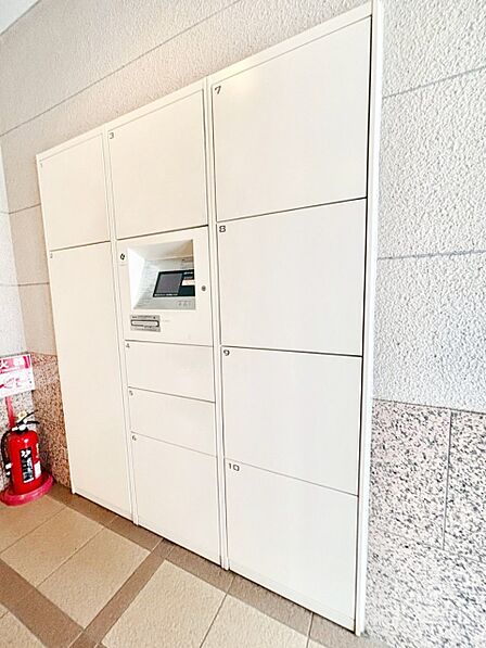 留守時のお荷物の受け取りに便利な宅配ボックス付き