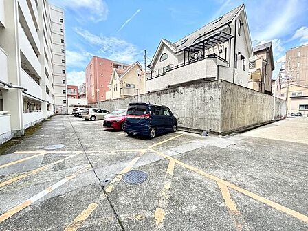 外観 敷地内に駐車場施設