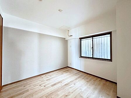 窓からのやさしい光が心地よいプライベートルーム