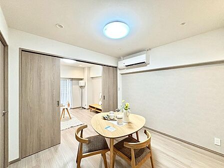 内装「無料オンライン相談」受付中!ご家族の賑やかな話し声で包まれる明るいリビング
