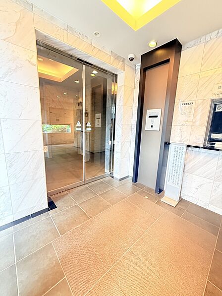 外観「無料オンライン相談」受付中!オートロック付きのエントランスです