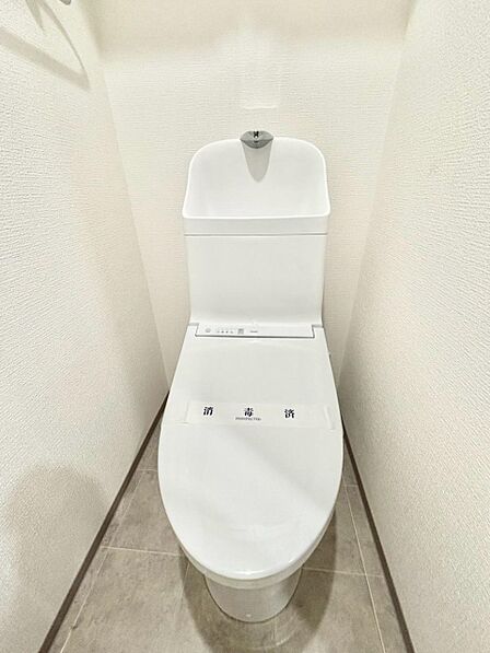 明るく清潔感のあるトイレです。  