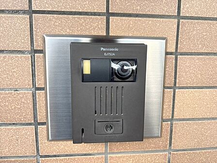 T「無料オンライン相談」受付中！Vモニター付インターフォンでセキュリティ面にも配慮。