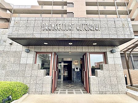住居者や来訪者を気持ちよくお出迎え。落ち着いた雰囲気のエントランス