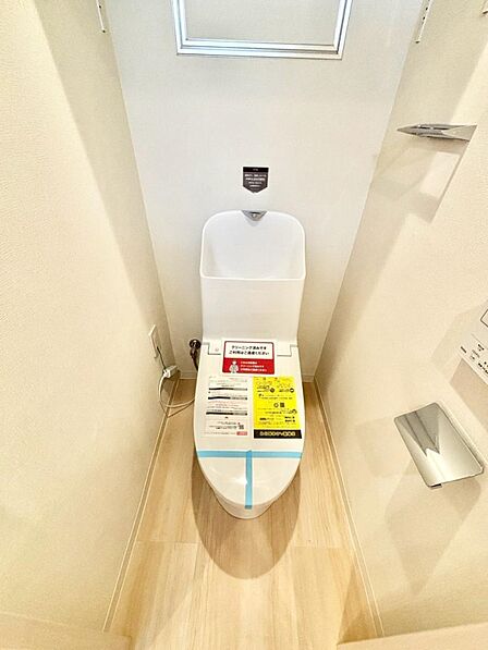 明るく清潔感のあるトイレです。