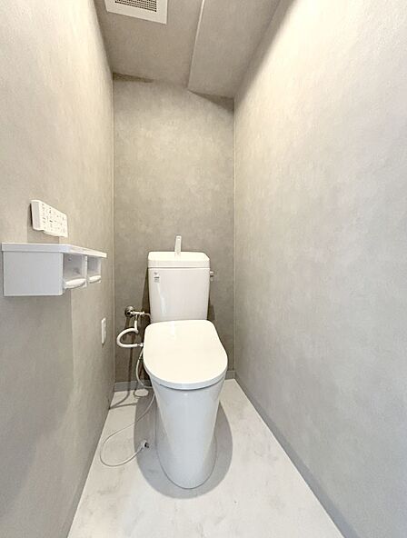 明るく清潔感のあるトイレです。