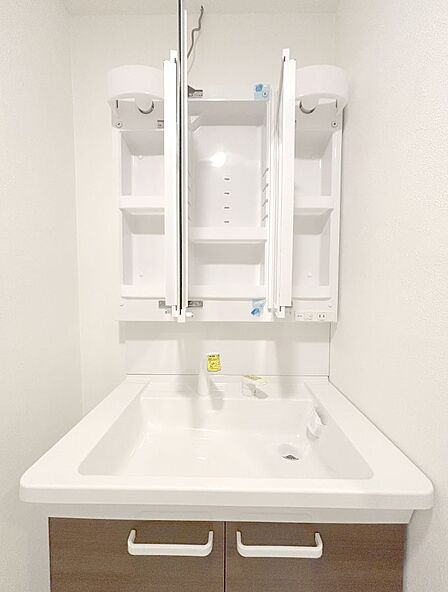 三面鏡の裏に、化粧品や衛生用品などを収納可能。洗面台をすっきりと保ちます!