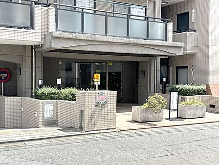 外観 綺麗なエントランスは、居住者を優しく迎えいれてくれます