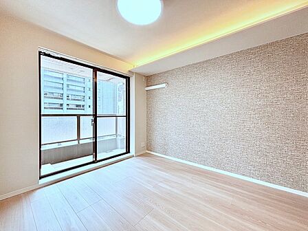 窓からのやさしい光が心地よいプライベートルーム  