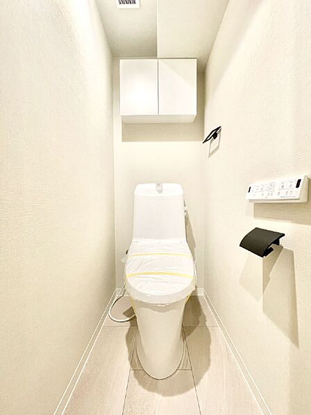 明るく清潔感のあるトイレです。  
