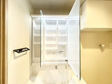 三面鏡の裏に、化粧品や衛生用品などを収納可能。洗面台をすっきりと保ちます！