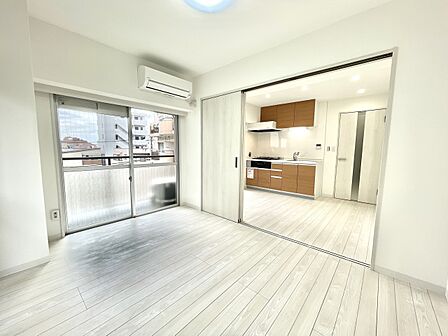 隣接の洋室を開放するとさらに広々