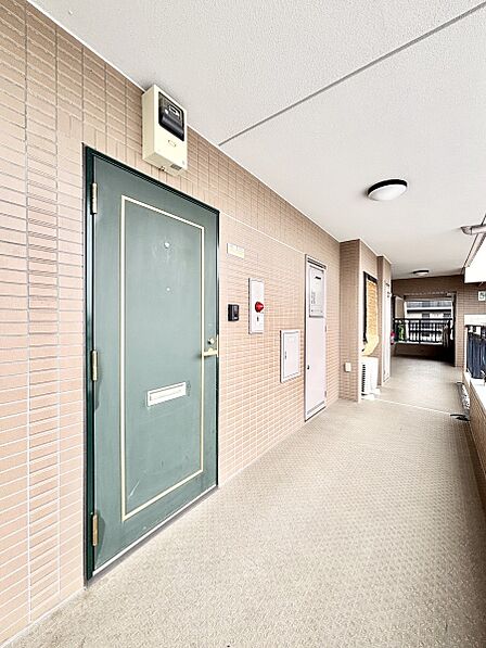 シンプルで落ち着いた雰囲気の玄関周り