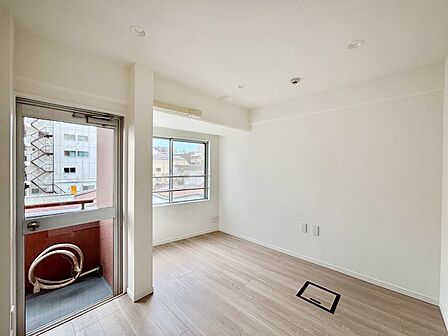バルコニーに繋がるお部屋は開放感があります。