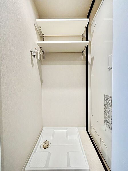 脱衣所には洗濯機置き場！脱いだ衣類もすぐお洗濯できますね！  