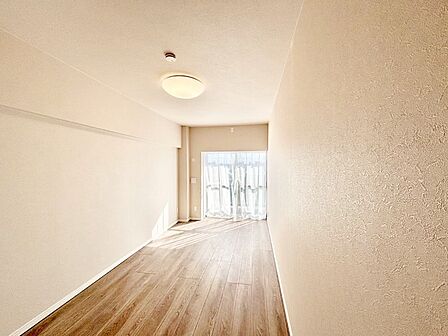 バルコニーに繋がるお部屋は開放感があります。