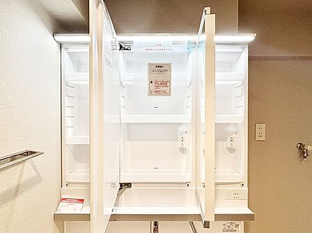 三面鏡の裏に、化粧品や衛生用品などを収納可能。洗面台をすっきりと保ちます！