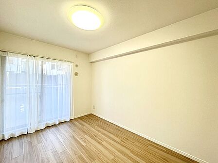 内装「無料オンライン相談」受付中!バルコニーが開放感をプラスしてくれる洋室
