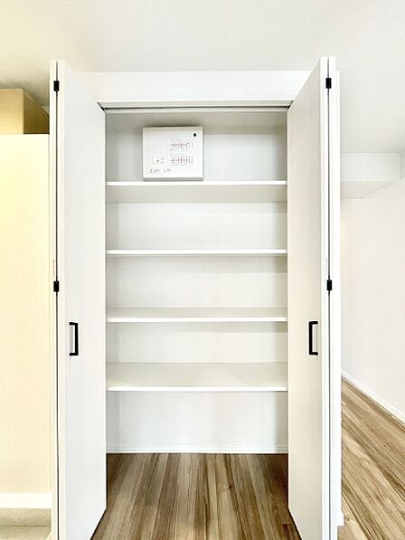 廊下収納。掃除道具や季節の小物を収納することができます。
