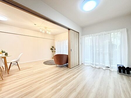 内装「無料オンライン相談」受付中!バルコニーに繋がるお部屋は開放感があります。