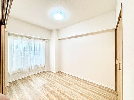 使いやすい形でベットや家具の置き方にも困ることもありません。