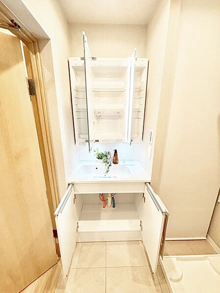 三面鏡の裏に、化粧品や衛生用品などを収納可能。洗面台をすっきりと保ちます!