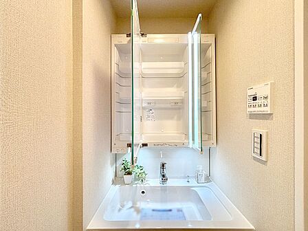 設備「無料オンライン相談」受付中!三面鏡の裏に、化粧品や衛生用品などを収納可能。