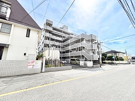 生活に便利な地に伸びやかな家族の生活風景を描く住まい