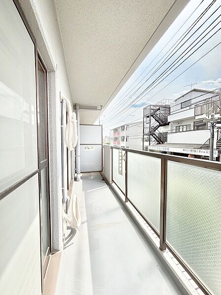 お部屋に開放感と採光をプラスしてくれるバルコニー