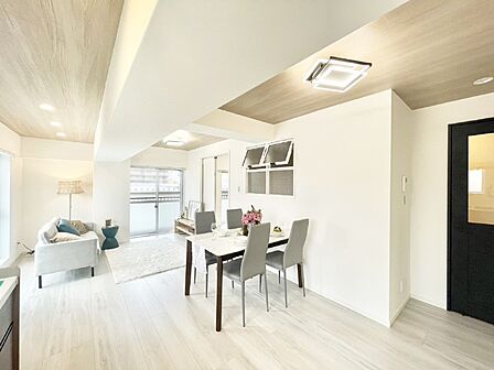 自然光が取り込まれ、家族団らんの場所を明るく演出