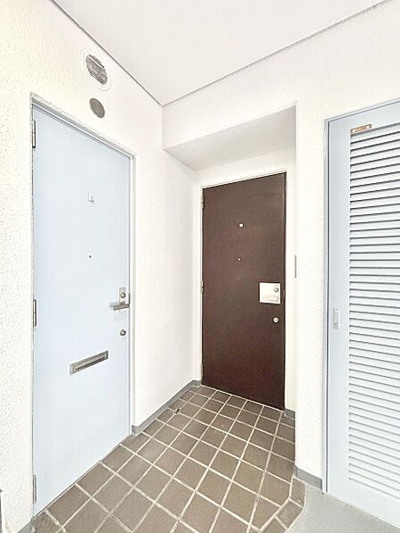 シンプルで落ち着いた雰囲気の玄関周り  