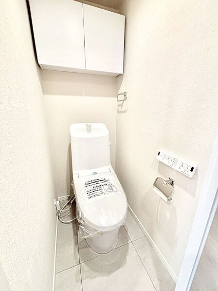 明るく清潔感のあるトイレです。  