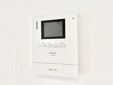 訪問者が一目でわかる安心のＴＶモニター付きインターホン。   