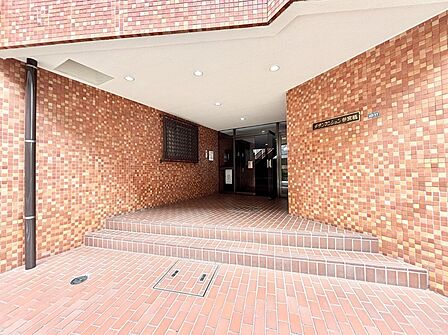 外観 綺麗なエントランスは、居住者を優しく迎えいれてくれます